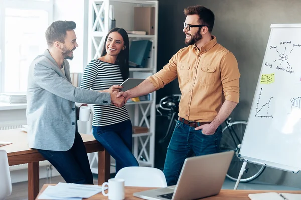 Joven estrechando la mano a su colega — Foto de Stock