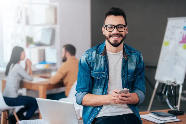 Zelfverzekerde man bedrijf slimme telefoon — Stockfoto