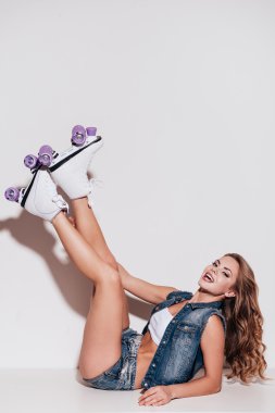 kadın giyiyor tekerlekli paten