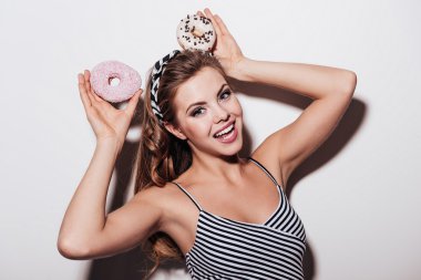 kadın holding donuts onun üzerinde