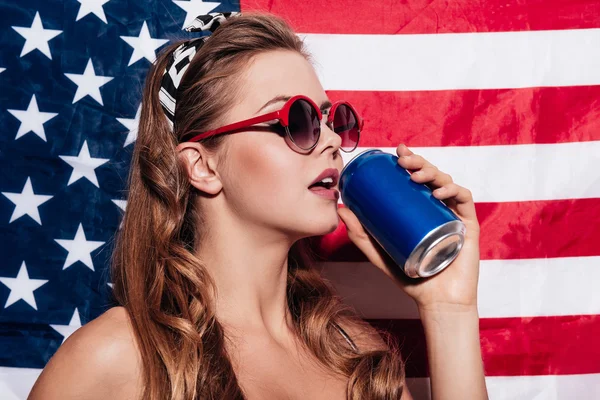 Mujer que usa gafas de sol y beber —  Fotos de Stock