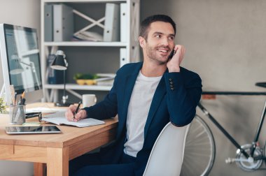 yakışıklı adam cep telefonda konuşurken