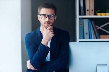 Kendine güvenen adam çeneme elini tutarak