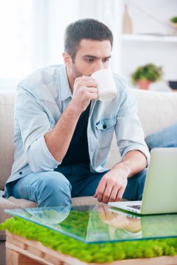 yakışıklı adam laptop arıyorum