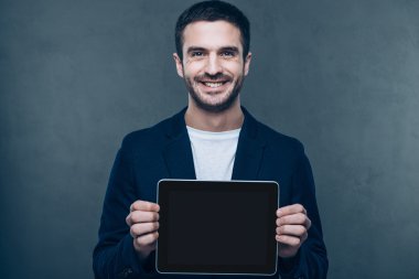 Neşeli adam gösteren dijital tablet