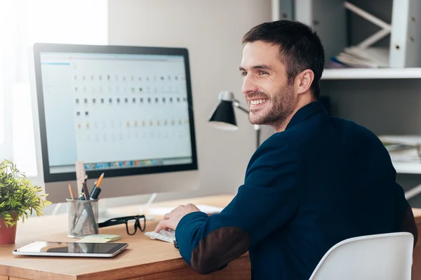 Handsome man looking away — Stock Photo, Image