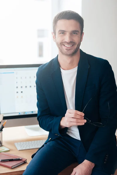 Confident man carrying eyeglasses — Stock Photo, Image