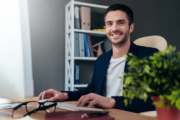 Confident man working on computer — Stock Photo, Image