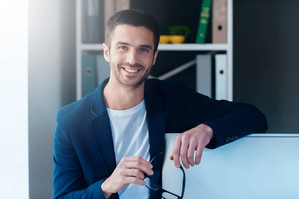 Confident man carrying eyeglasses — Stock Photo, Image