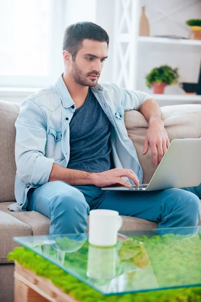 Bonito homem trabalhando no laptop — Fotografia de Stock