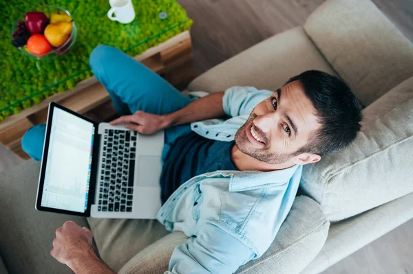 Handsomeman travaillant sur ordinateur portable — Photo