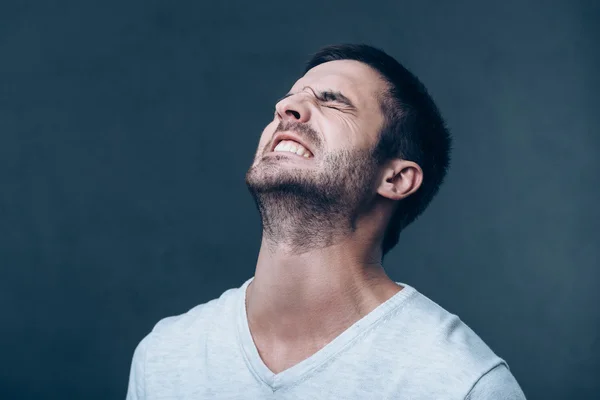 Hombre frustrado manteniendo los ojos cerrados —  Fotos de Stock