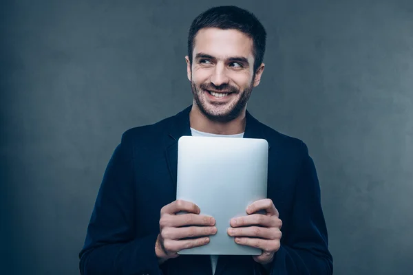 Hombre alegre sosteniendo tableta digital —  Fotos de Stock