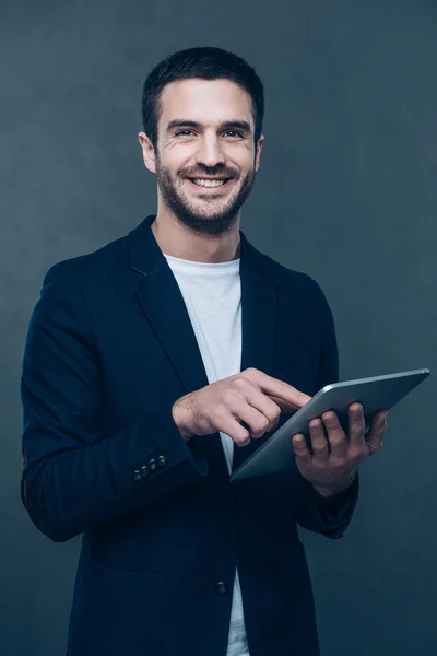 Homem alegre segurando tablet digital — Fotografia de Stock