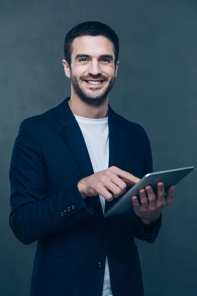 Veselý člověk hospodářství digitální tablet — Stock fotografie