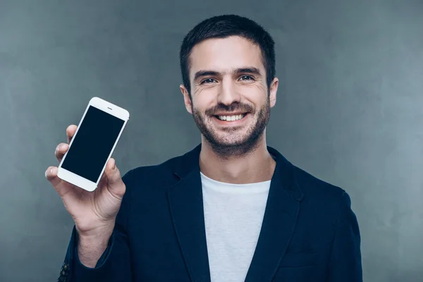 Homem segurando telefone celular — Fotografia de Stock