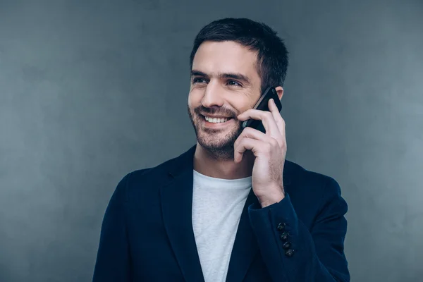 Muž mluví na mobilním telefonu — Stock fotografie
