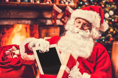 Noel Baba bir dijital tablet koyarak