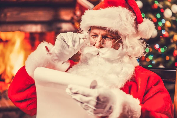 Traditioneller Weihnachtsmann liest einen Brief — Stockfoto