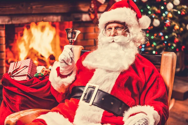 Wesoły Mikołaj siedzi — Zdjęcie stockowe