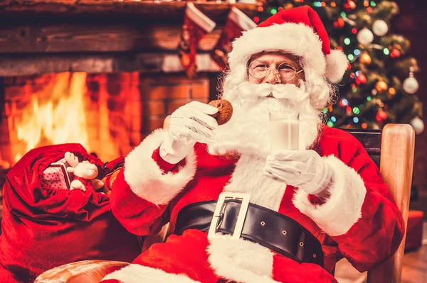 Glada jultomten anläggning glas — Stockfoto