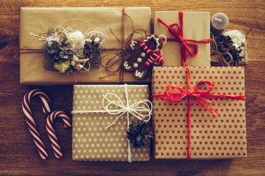 Dekorasyon ve hediye kutuları masaya döşeme