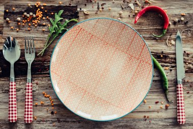 ahşap masanın üzerinde döşeme plaka