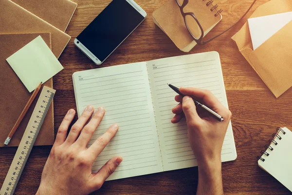 Man die schrijft in notebook — Stockfoto