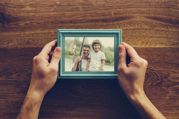 Homem segurando fotografia — Fotografia de Stock