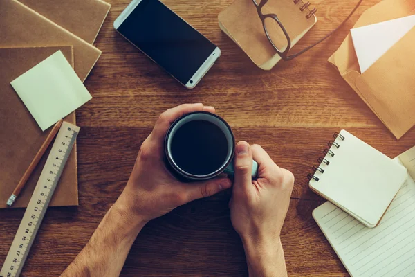 Manos sosteniendo una taza de café — Foto de Stock