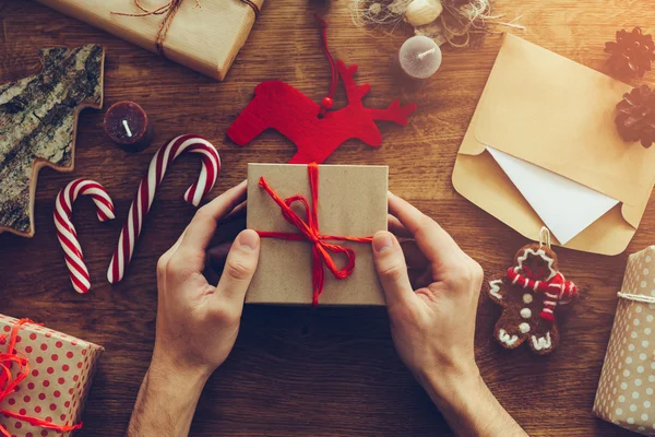 Man opening gift box — Stock Photo, Image
