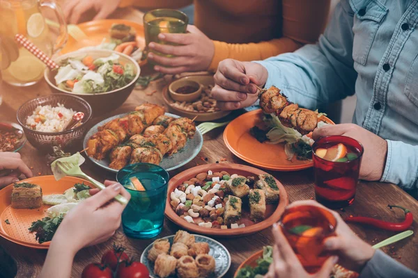 Menschen beim gemeinsamen Abendessen — Stockfoto