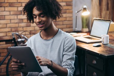 Afrika adam holding dijital tablet