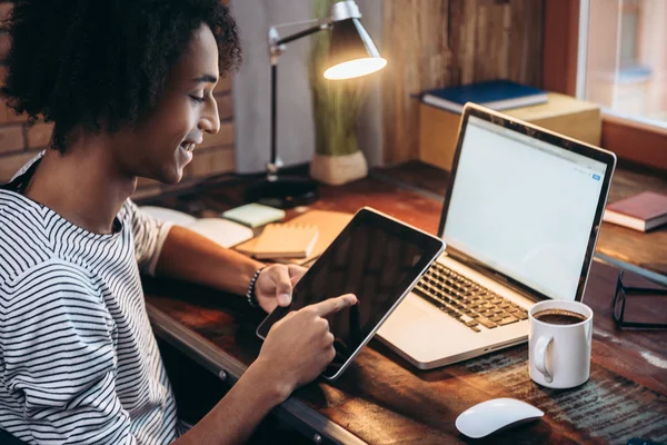 Hombre africano sosteniendo tableta digital — Foto de Stock