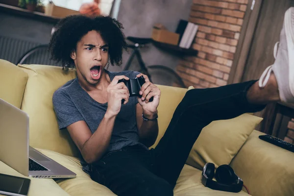 Africano homem jogando videogame — Fotografia de Stock