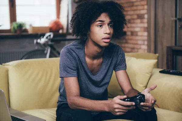 Homem africano segurando joystick — Fotografia de Stock