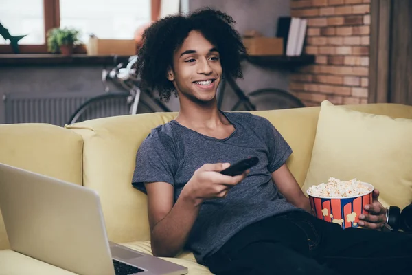 Uomo africano guardando la TV — Foto Stock