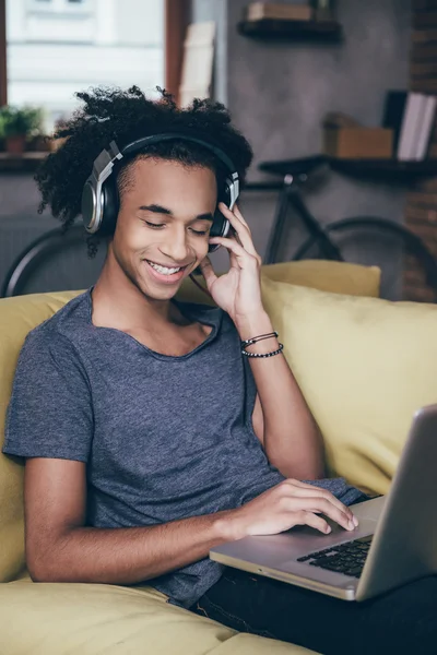 Uomo africano che lavora sul computer portatile — Foto Stock