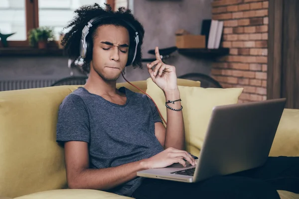 Afrikansk man arbetar på bärbar dator — Stockfoto