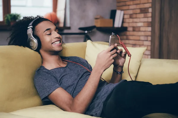 African man wearing headphones — Stockfoto