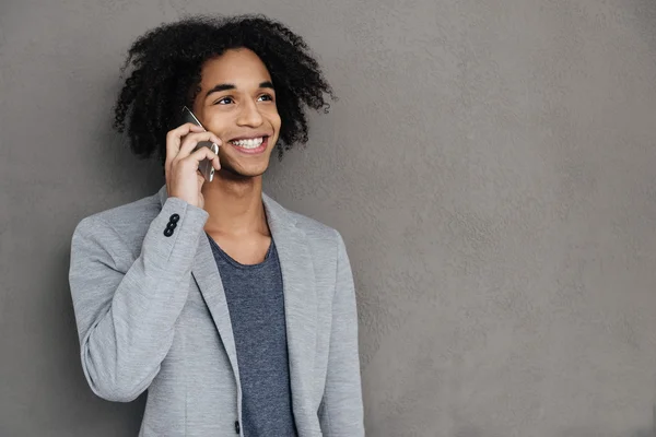 Afrikaanse man aan het praten op mobiele telefoon — Stockfoto