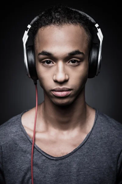 African man wearing headphones — Stockfoto
