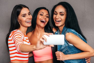 Selfie yaparken gülümseyen kadın