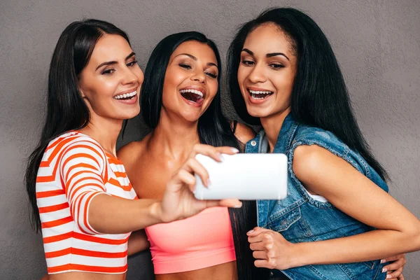 Vrouwen glimlachen terwijl het maken van selfie — Stockfoto