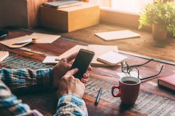 Mannen som håller i smarttelefonen — Stockfoto