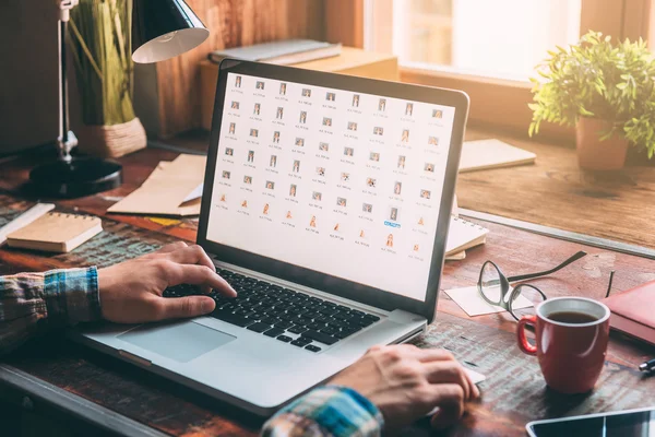 Man werkt op laptop — Stockfoto