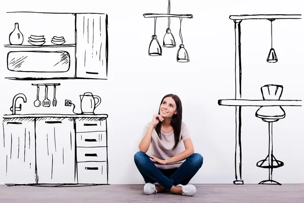 Mujer soñando con nueva cocina — Foto de Stock