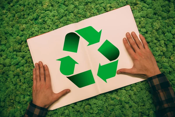 Portátil con símbolo de reciclaje en manos masculinas —  Fotos de Stock