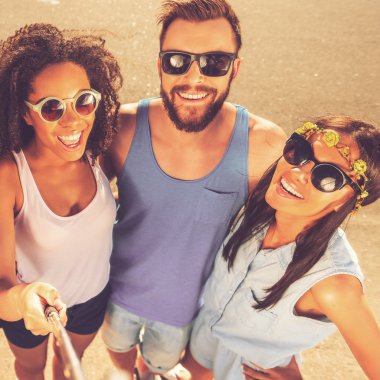 Gençler selfie yapma