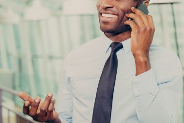 Cep telefonunuzda konuşan Afrika adam